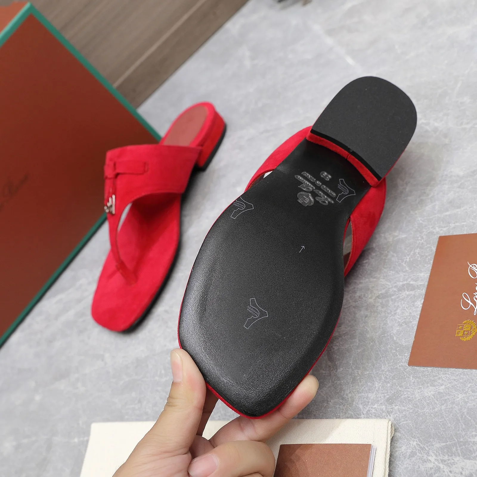👟👟Ex-factory price 560👟👟 Purchasing-grade [Loro Piana] LP Mindil series T-strap thong sandals ✔️Top quality ✔️Soft sheep leather forms a tailor-made band that meets at the top of the upper and is fixed by a strong elastic ankle design. One is adorned with a discreet horn padlock, the other a gold circle badge. With its simple construction and sophisticated feel, these sandals are ideal for summer. ✔️Material: imported sheepskin fabric, sheepskin lining and feet ✔️Imported genuine leather outsole ✔️Code number: 35-42 (35/41/42 custom-made, non-refundable)